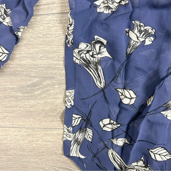 Aritzia Babaton Floral Blouse 3/4 length sleeve top buttons Purple Size Medium - Picture 13 of 16